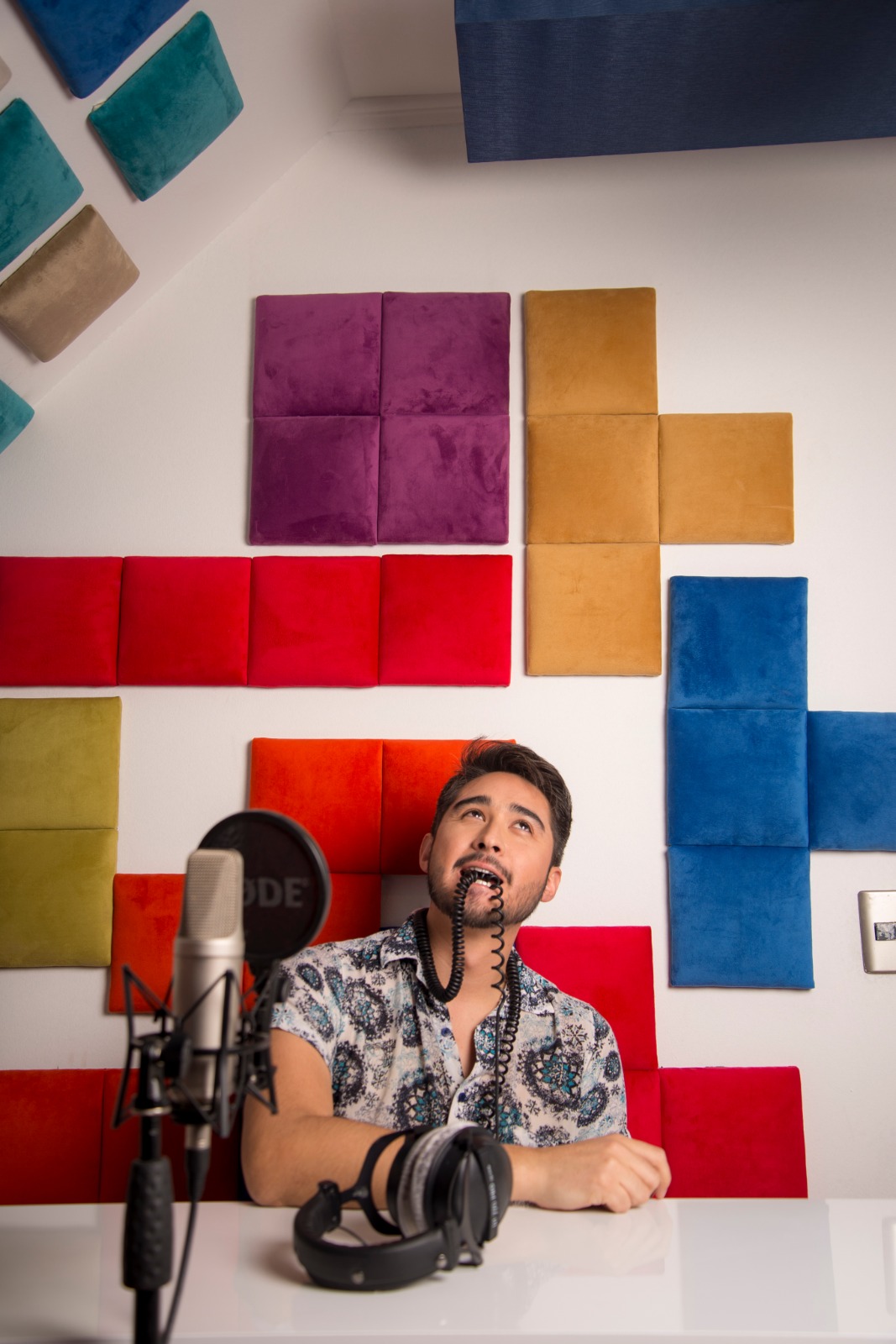 Locutor grabando en estudio