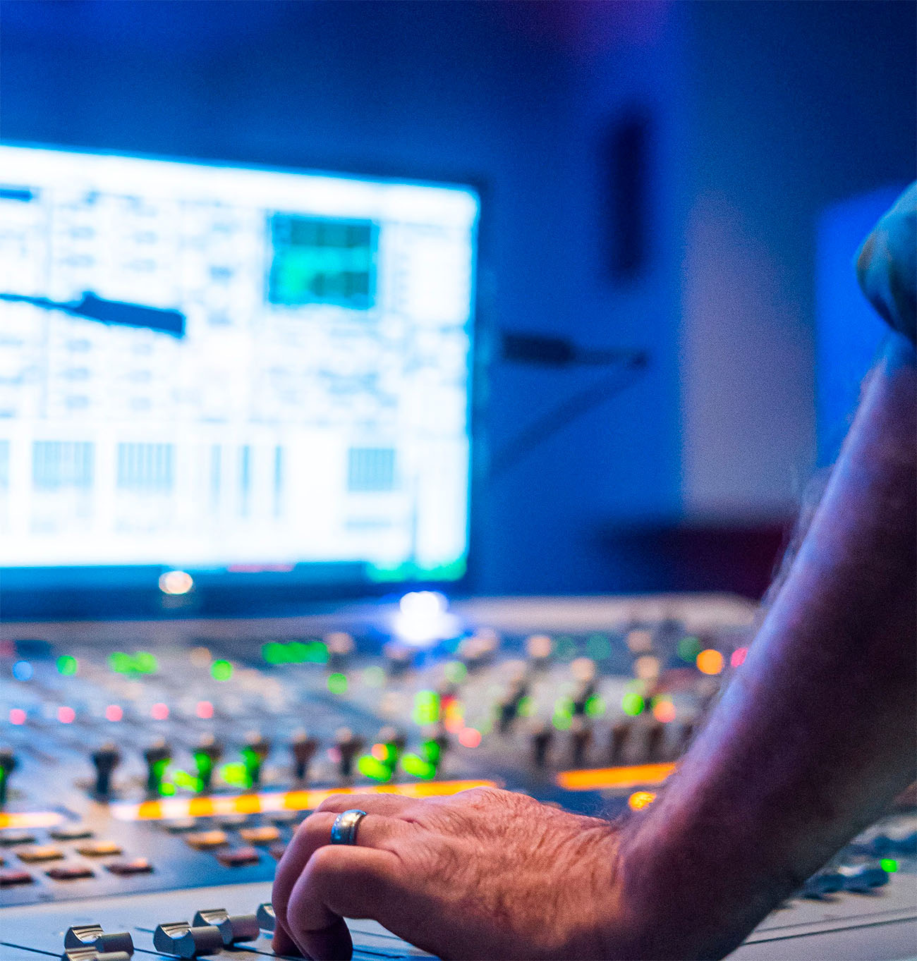 Productor mezclando audio en su estudio