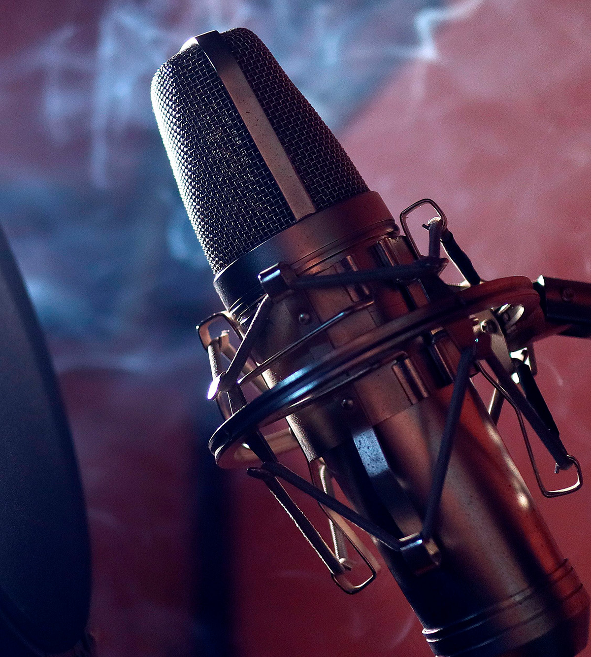 Locutor grabando su audición de casting